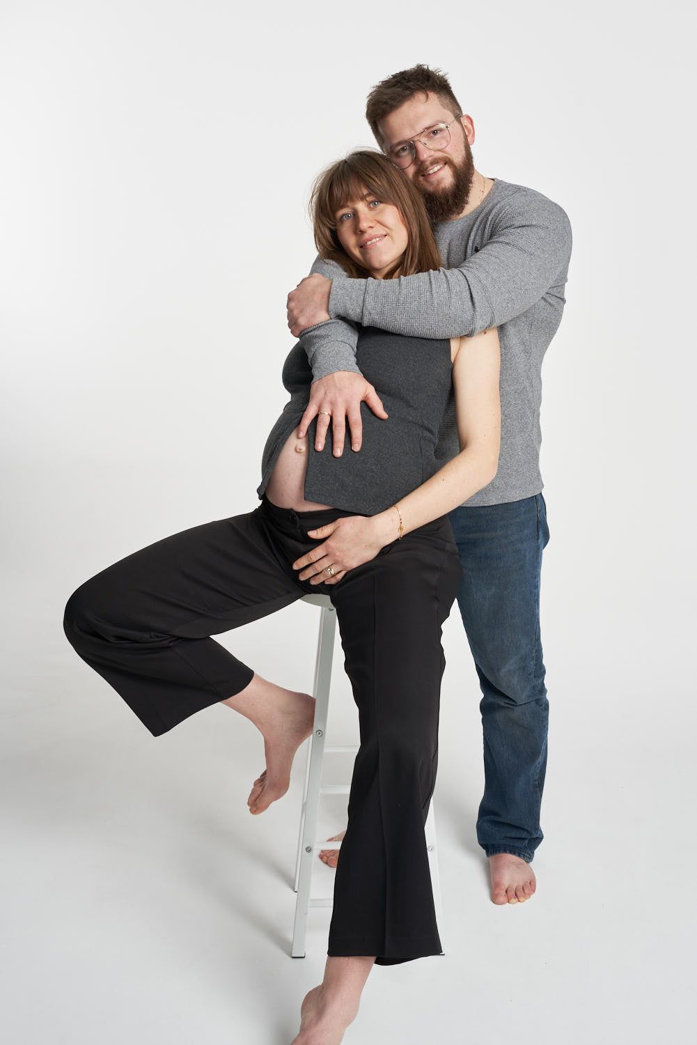Ein Paar umarmt sich beim gemeinsamen Selbstportrait im yustu Studio